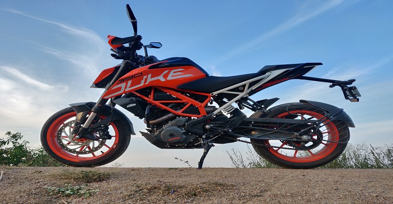KTM 390 Duke Vs Bajaj Dominar 400